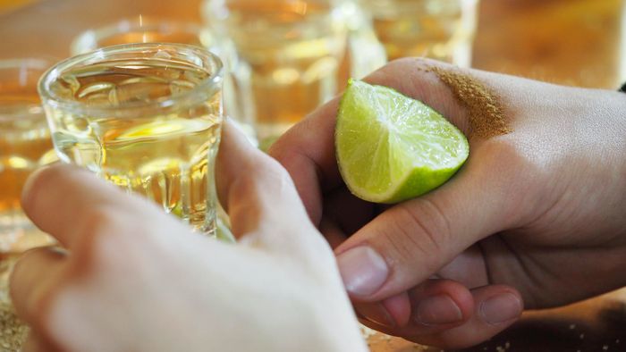 Barman serve tequila com soda cáustica e clientes são hospitalizados - 1