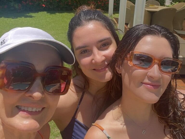 Fátima Bernardes aproveita domingo de sol na piscina com as filhas, Laura e Bia Bonemer - 1