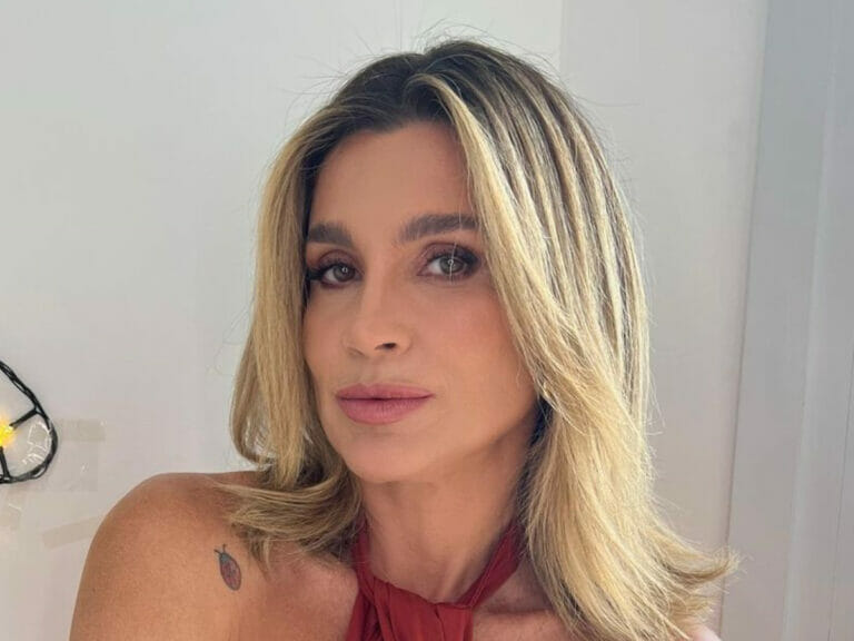 Fora da Globo, Flávia Alessandra sensualiza de biquíni e manda recado - 1