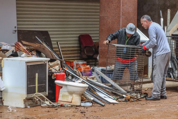 Porto Alegre (RS), 20/05/2024 – CHUVAS RS- LIMPEZA - Comerciantes retiram entulho e limpam lojas para retomar os negócios no Centro Histórico de Porto Alegre. Foto: Rafa Neddermeyer/Agência Brasil