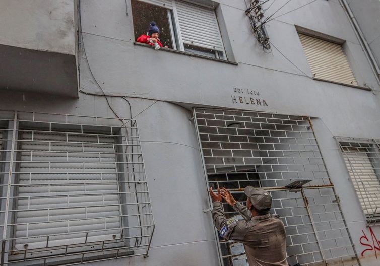 Porto Alegre (RS), 23/05/2024 – CHUVAS/ RS - ENCHENTES - Volta a chover forte em Porto Alegre e polícias fazem o resgatede uma idosa no bairro Menino Deus. Foto: Rafa Neddermeyer/Agência Brasil