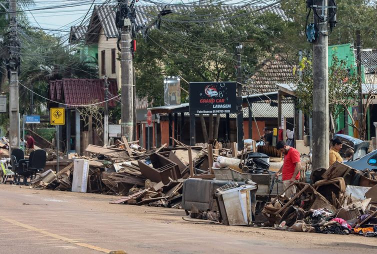 Eldorado do Sul (RS), 22/05/2024 – CHUVAS-RS - DESTRUIÇÃO - Conforme as águas vão baixando, moradores de Eldorado do Sul tendo contato com os estragos causados pelas enchentes. - Foto: Rafa Neddermeyer/Agência Brasil