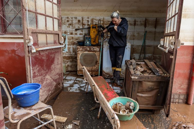 Eldorado do Sul (RS), 22/05/2024 – CHUVAS-RS - DESTRUIÇÃO - Conforme as águas vão baixando, moradores de Eldorado do Sul tendo contato com os estragos causados pelas enchentes. - Estragos causados pela enchente em escola municipal do centro de Eldorado do Sul. - Andrea Andreotti, diretora da escola. Foto: Rafa Neddermeyer/Agência Brasil