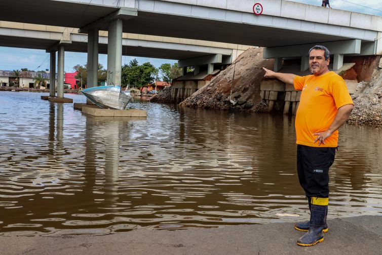 Eldorado do Sul (RS), 22/05/2024 – CHUVAS-RS - DESTRUIÇÃO - Conforme as águas vão baixando, moradores de Eldorado do Sul tendo contato com os estragos causados pelas enchentes. - Josimar Cardoso, secretario de Planejamento de Eldorado do Sul, vistoriando pontos da cidade que foi devastadas pela enchente do Guaíba. Foto: Rafa Neddermeyer/Agência Brasil