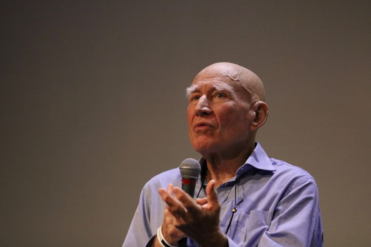 São Paulo (SP), 09/05/2024 - O fotógrafo Sebastião Salgado fala durante abertura da mostra 50 anos da Revolução dos Cravos em Portugal, com curadoria de Lélia Wanick Salgado, no Museu da Imagem e do Som - MIS. Foto: Rovena Rosa/Agência Brasil