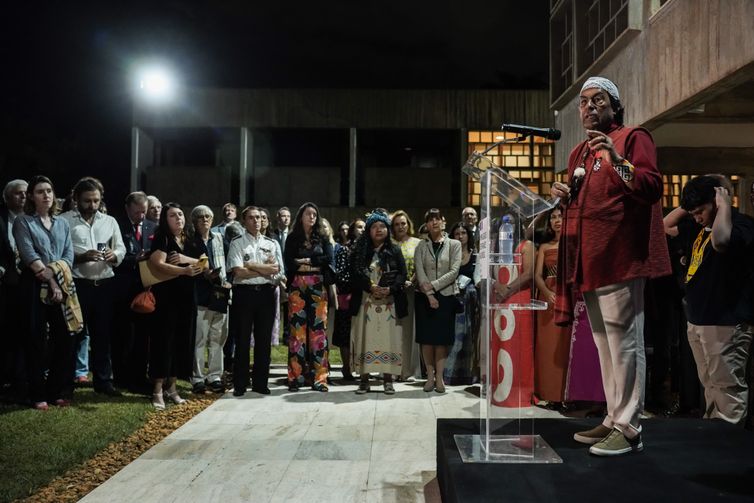 Brasília/DF, 13/05/2024 – O Ativista do movimento socioambiental e defensor dos direitos dos povos indígenas, Ailton Krenak, recebe do embaixador da França no Brasil, Emmanuel Lenain, a insígna de Cavaleiro da Ordem Nacional da Legião de Honra, um reconhecimento do governo francês pelo importante trabalho na defesa dos povos originários. Foto: Rafa Neddermeyer/Agência Brasil