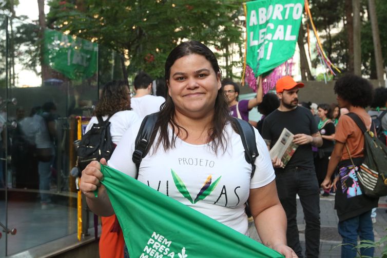 São Paulo (SP), 16/05/2024 - A advogada Rebeca Mendes, fundadora do projeto Vivas, participa do ato em defesa dos serviços de aborto legal em frente ao Conselho Regional de Medicina do Estado de São Paulo - Cremesp. Foto: Rovena Rosa/Agência Brasil