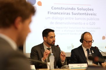 Rio de Janeiro (RJ), 21/05/2024 - Ivan Oliveira, subsecretário de Financiamento ao Desenvolvimento Sustentável do Ministério da Fazenda, fala durante coletiva de imprensa após encontro sobre financiamento climático entre bancos públicos de desenvolvimento e representantes do G20, no BNDES. Foto: Tânia Rêgo/Agência Brasil