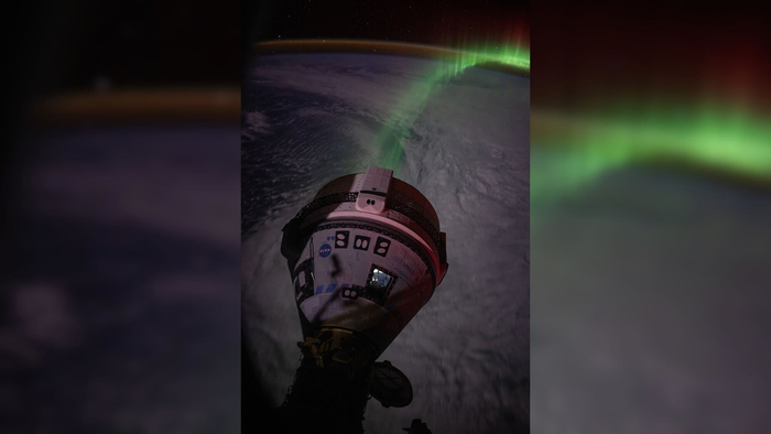 Astronauta faz vídeo da aurora e nave Starliner vistas da ISS - 1