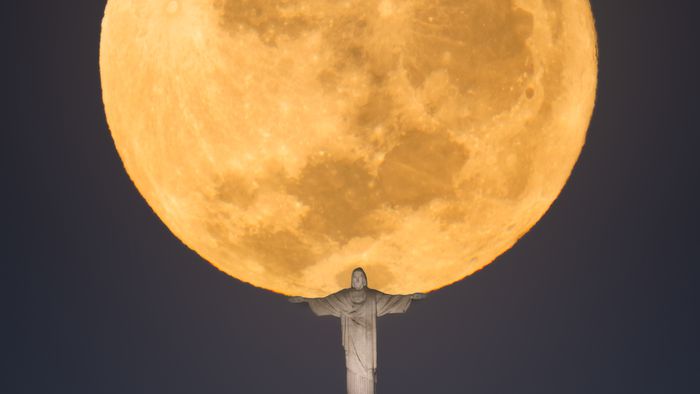 Astrônomo tira incrível foto do Cristo Redentor “segurando” a Lua - 1