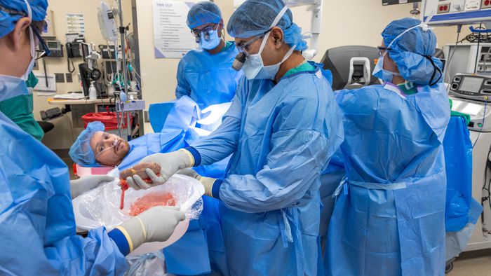 Cirurgiões fazem transplante de rim em paciente acordado - 1