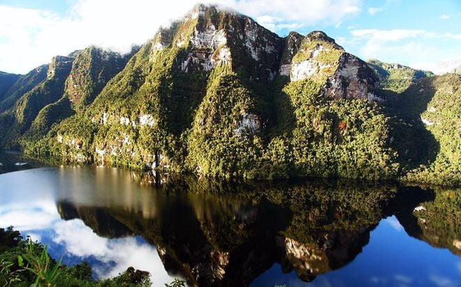 A Laguna de los Cóndores, nos Andes peruanos, revelou como a infecção pela malária chegou às Américas através da colonização europeia (Imagem: MI PERÚ/Domínio Público)