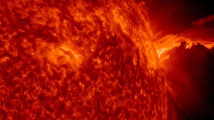 Sonda da NASA tira fotos de explosões fortes no Sol - 1