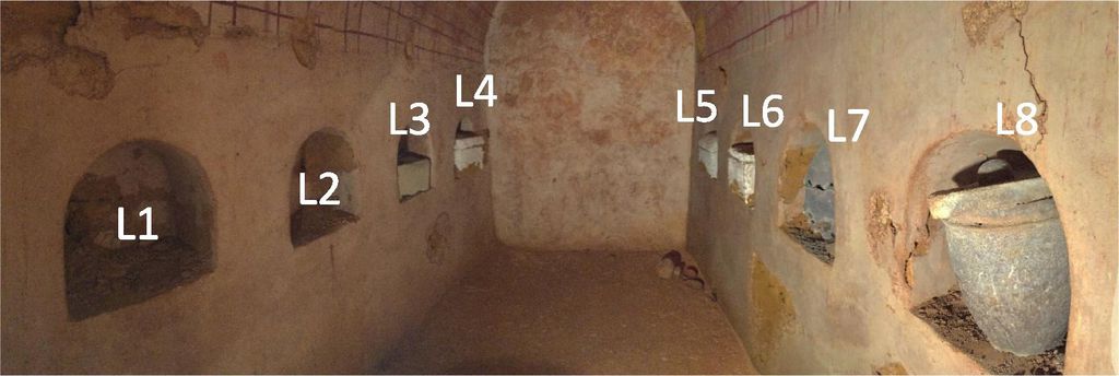 O mausoléu e as urnas presentes no local — uma delas continha o vinho de 2.000 anos junto às cinzas do morto (Imagem: Cosano et al./Journal of Archaeological Science)