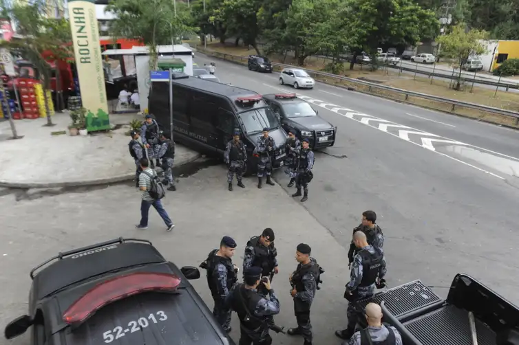 Rio de Janeiro - Policiais do Batalhão de Operações Especiais, do Batalhão de Polícia de Choque e de diversas UPPs foram à Rocinha para reforçar o policiamento na comunidade.