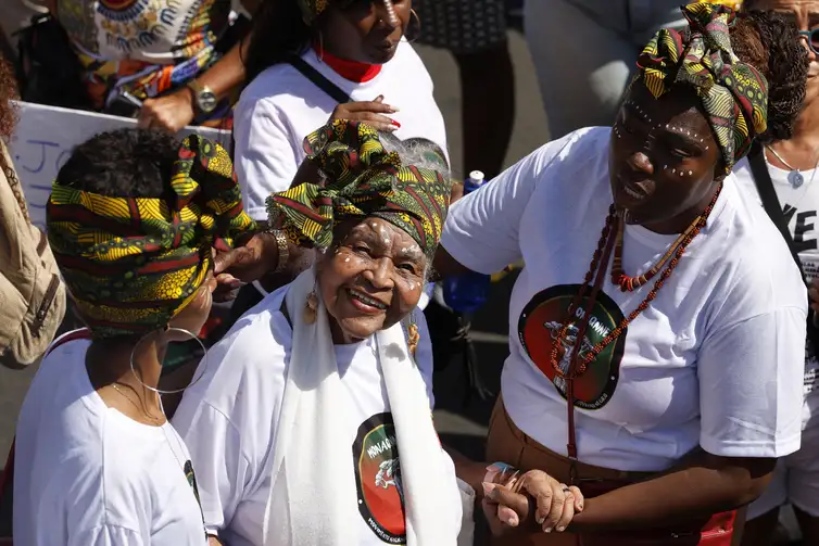 Rio de Janeiro (RJ), 28/07/2024 - Nair Jane de Castro, 92 anos, ex-empregada domestica e sindicalista, participa da 10ª Marcha das Mulheres Negras do RJ.  Mulheres negras marcham contra o racismo e pelo bem viver, na praia de  Copacabana, zona sul da cidade. Foto: Tânia Rêgo/Agência Brasil