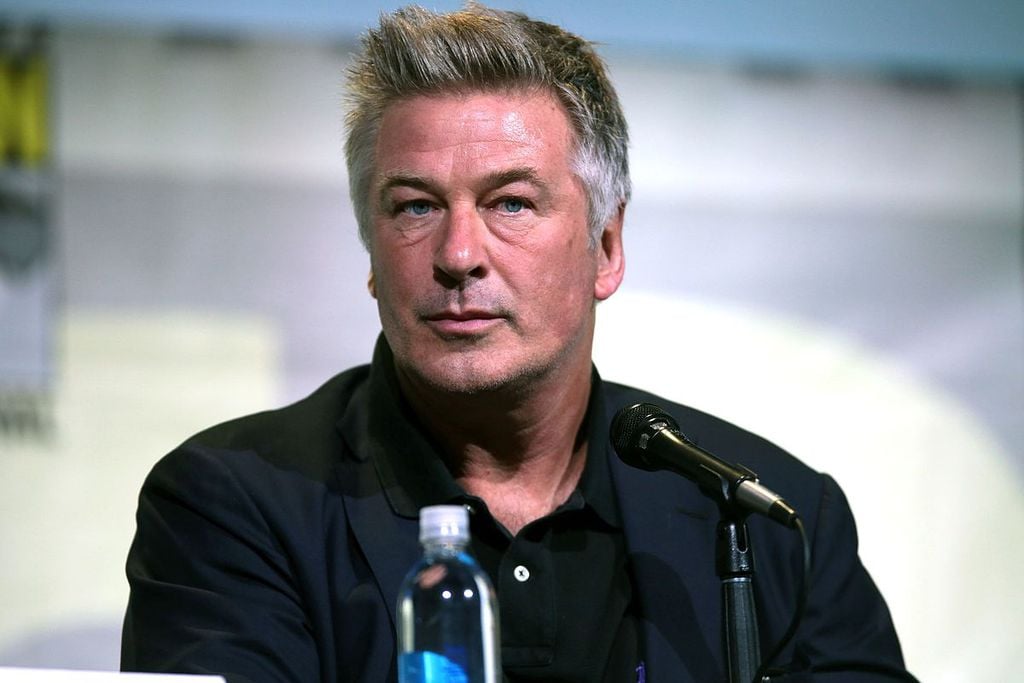 Alec Baldwin enfrenta julgamento após disparo acidental que matou diretora - 2