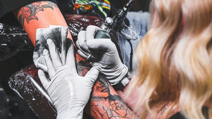 Bactérias infecciosas são detectadas em tintas para tatuagem - 1