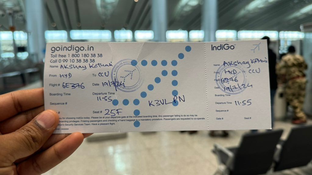 Funcionários de aeroporto entregam bilhetes feitos à mão a passageiros (Imagem: X/@akothari)