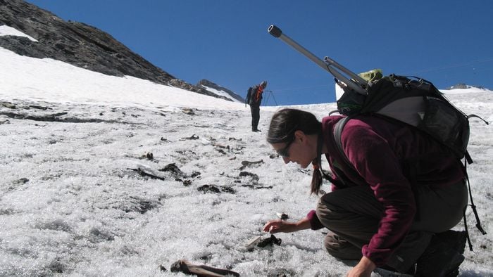 Objetos antigos misteriosos surgem no gelo derretido dos Alpes suíços - 1