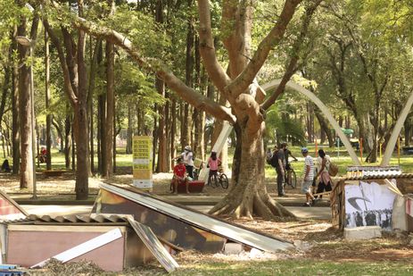 Instalação Entre o mundo e eu - a caminho de casa, da artista Diran Castro, na 10ª Mostra 3M de Arte, no Parque Ibirapuera