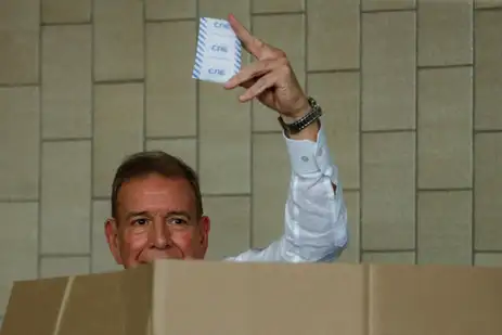 Venezuelan opposition presidential candidate Edmundo Gonzalez shows his ballot as he votes in the country's presidential election, in Caracas, Venezuela July 28, 2024. REUTERS/Leonardo Fernandez Viloria