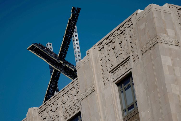 FILE PHOTO: 'X' logo is seen on the top of the headquarters of the messaging platform X, formerly known as Twitter, in downtown San Francisco, California, U.S., July 30, 2023.  Reuters/Carlos Barria/Proibida reprodução