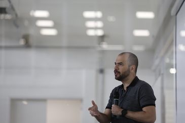 Rio de Janeiro (RJ) 19/08/2024 – O matemático Artur Avila, que há 10 anos recebeu a Medalha Fields, dá palestra aos alunos do IMPA Tech, o primeiro curso de graduação do Instituto de Matemática Pura e Aplicada. Foto: Fernando Frazão/Agência Brasil