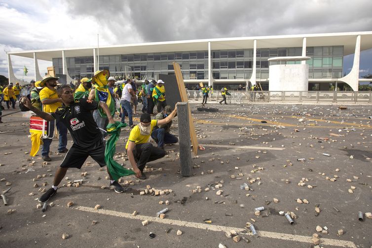 Brasilia 07/02/2023 - Manifestantes invadem predios publicos na praca dos Tres Poderes, na foto manifestantes arrastam grades que ficam na frente do Palacio do Planalto