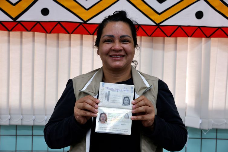 Dourados (MS), 29/08/2024 - Projeto Guata: Oito doutorandos indígenas farão intercâmbio na França. 
A estudante guarani kaiowá Maristela Aquino, de 44 anos, contemplada pelo Projeto Guatá, com o passaporte, na Faculdade Indigena da UFGD, em Dourados(MS). Foto: Tânia Rêgo/Agência Brasil