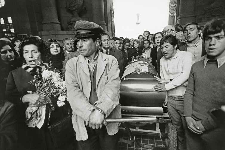 Exposição no IMS de São Paulo mostra as ditaduras chilena e brasileira sob o olhar aguçado do fotojornalista Evandro Teixeira --  Enterro do poeta Pablo Neruda no Cemitério Geral de Santiago, Santiago, Chile, 25/09/1973. Evandro Teixeira/Acervo