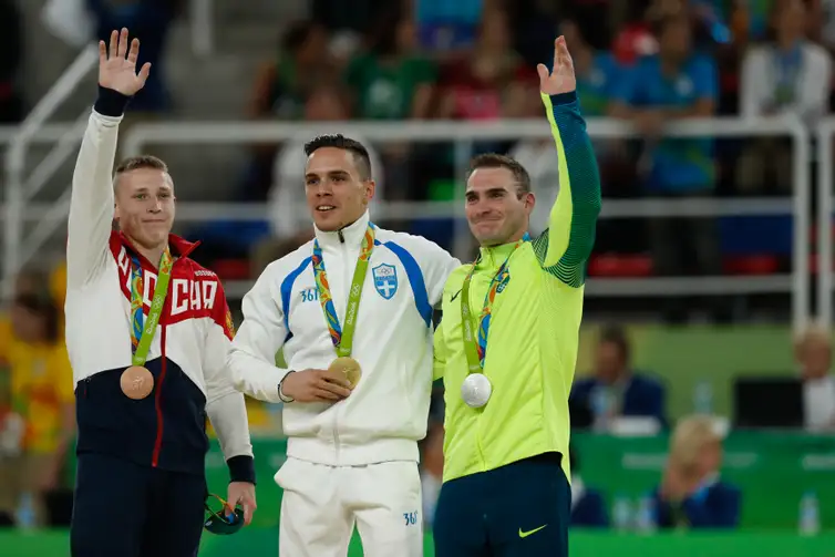 Rio de Janeiro - Ginasta Arthur Zanetti (D) é prata nas argolas em final vencida pelo grego Eleftherios Petrounias (C), com o russo Denis Abliazin (E) em terceiro ( Fernando Frazão/Agência Brasil)