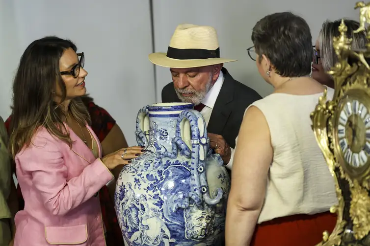 Brasília (DF), 08/01/2025 - O vice-presidente, Geraldo Alckmin, o presidente Luiz Inácio Lula da Silva e a primeira-dama, Janja Lula da Silva, participam de eventos em referência aos episódios antidemocráticos ocorridos em 8 de janeiro de 2023: a reintegração das obras de arte destruídas nos ataques antidemocráticos, a reincorporação ao acervo do palácio o relógio do Século XVII e uma ânfora - tidos como símbolos da dificuldade e delicadeza nos trabalhos de restauração; e o descerramento do painel As Mulatas, que foi vandalizado no mesmo ataque, recuperado e, agora devolvido ao seu local original, o 3º andar do Palácio do Planalto. Foto: Marcelo Camargo/Agência Brasil