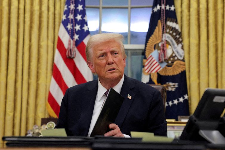 FILE PHOTO: U.S. President Donald Trump signs documents as he issues executive orders and pardons in the Oval Office at the White House on Inauguration Day in Washington, U.S., January 20, 2025. Reuters/Carlos Barria/Proibida reprodução