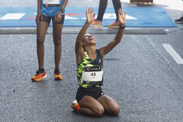 São Paulo (SP), 31/12/2024 - A brasileira Núbia de Oliveira (45) chega na terceira posição na pisputa da 99ª Corrida Internacional da São Silvestre. A tradicional corrida de rua tem expectativa de receber cerca de 37.500 corredores, público recorde.
O percurso da São Silvestre tem largada na Avenida Paulista (entre as ruas Frei Caneca e Augusta), vai até o Centro histórico e volta para a Paulista pela subida da Avenida Brigadeiro Luiz Antônio - difíceis quilômetros finais. Acaba em frente ao prédio da Fundação Cásper Líbero.
Foto: Paulo Pinto/Agência Brasil