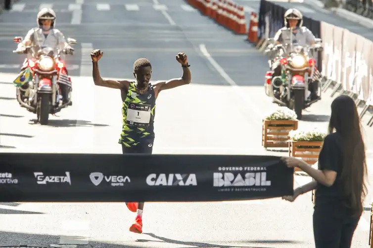 São Paulo (SP), 31/12/2024 - Wilson Too (01) cehga na primeira posição na disputa da 99ª Corrida Internacional da São Silvestre. A tradicional corrida de rua tem expectativa de receber cerca de 37.500 corredores, público recorde.
O percurso da São Silvestre tem largada na Avenida Paulista (entre as ruas Frei Caneca e Augusta), vai até o Centro histórico e volta para a Paulista pela subida da Avenida Brigadeiro Luiz Antônio - difíceis quilômetros finais. Acaba em frente ao prédio da Fundação Cásper Líbero.
Foto: Paulo Pinto/Agência Brasil